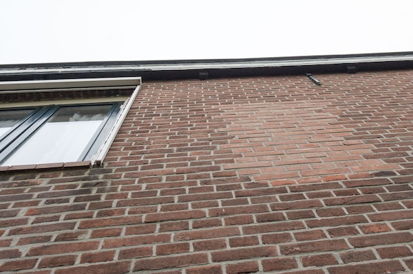 nieuwe stenen in een oude gevel